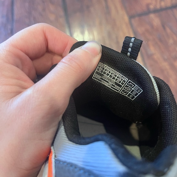 KEEN Kids Gray and Black Shoes knotch peak size 3 - Picture 4 of 4